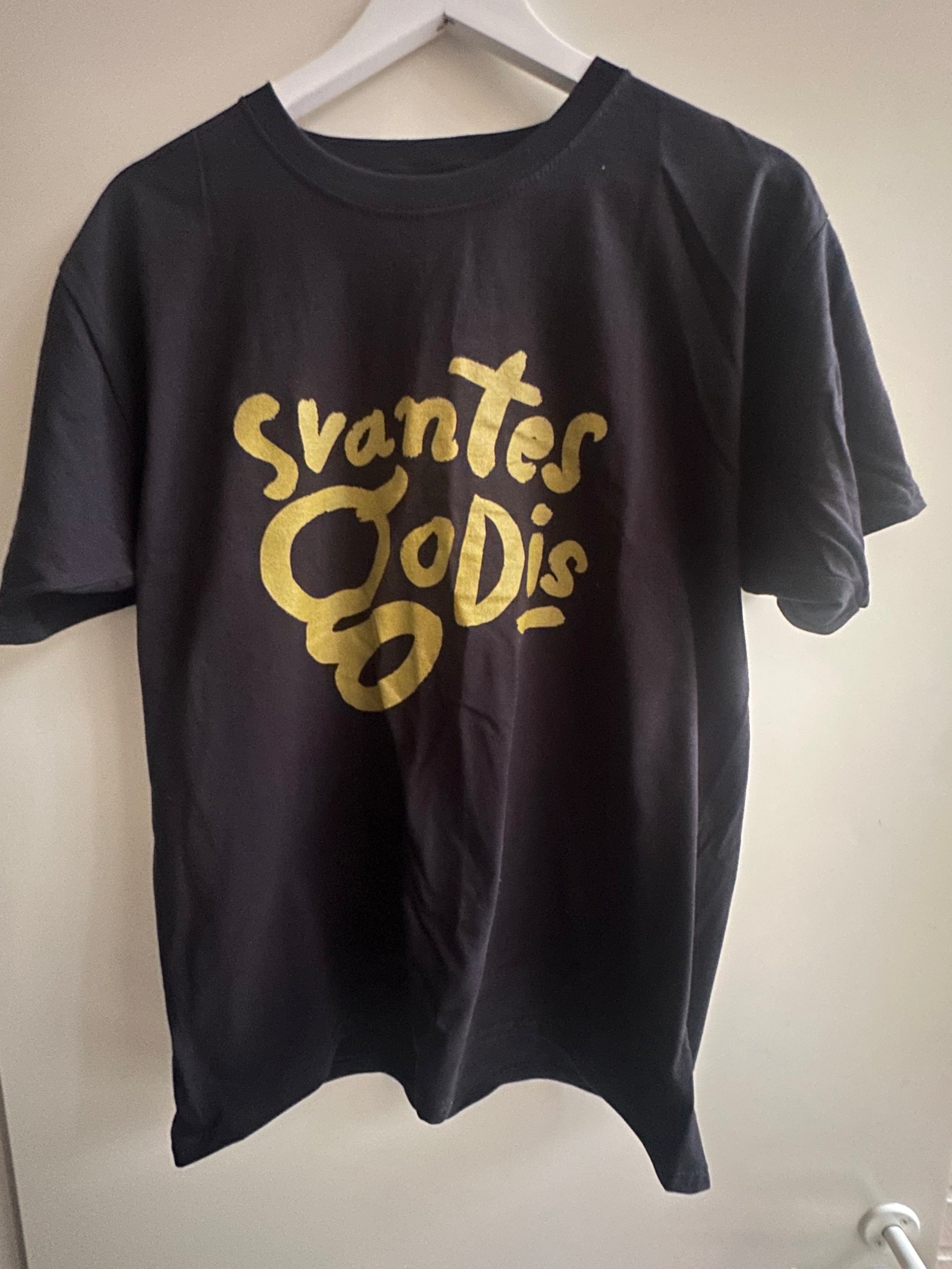 Musta lyhythihainen T-paita