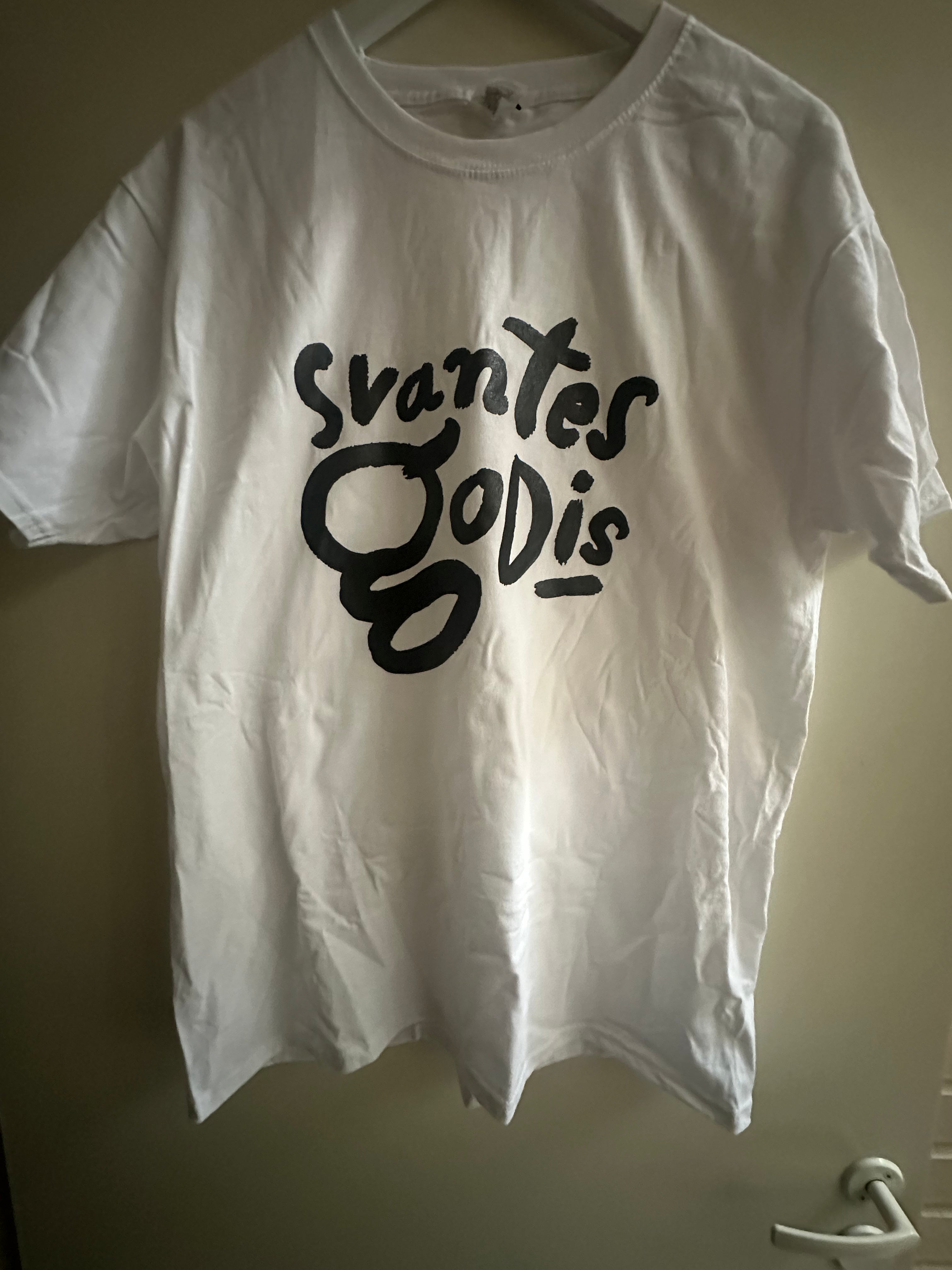 Valkoinen, lyhythihainen T-paita